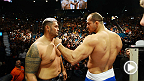 I picchiatori Junior dos Santos e Mark Hunt si pesano e si fronteggiano prima dello scontro di UFC 160.