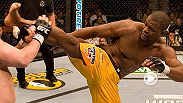 Alumno de TUF y ex-campe&oacute;n peso semi completo del UFC Rashad 'Suga' Evans se encarga de su colega luchador Sean Salmon en una pelea en la cual gan&oacute; el Nocaut de la Noche. Vean &iexcl;gratis!