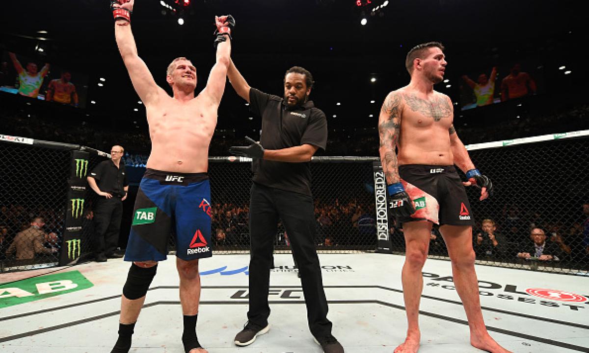 Kelly not bothered by 'dad bod,' focus on Evans