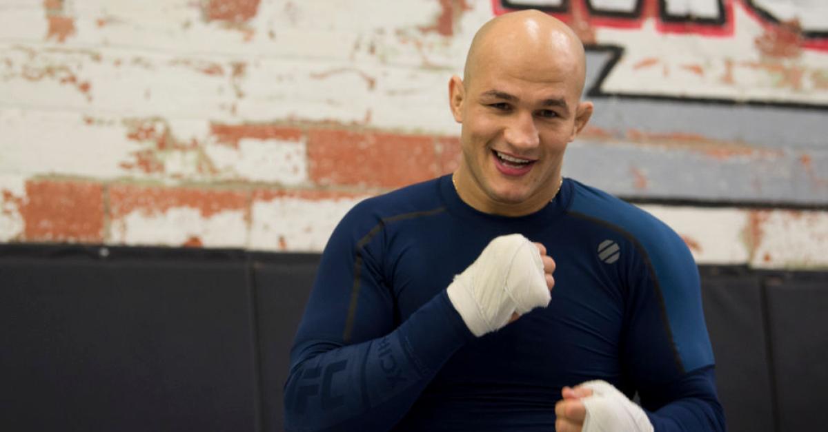 Former champ Dos Santos planning to go to war to retrieve title at UFC 211