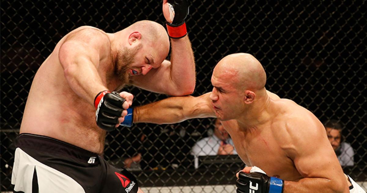 Dos Santos dominates Rothwell for victory