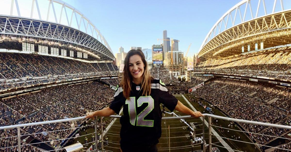 Tate gets wish: raises flag at Seahawks game