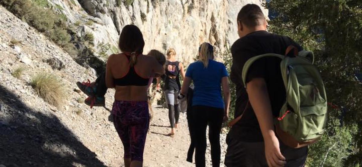 Tate helps 6-year-old w/ broken arm down mountain