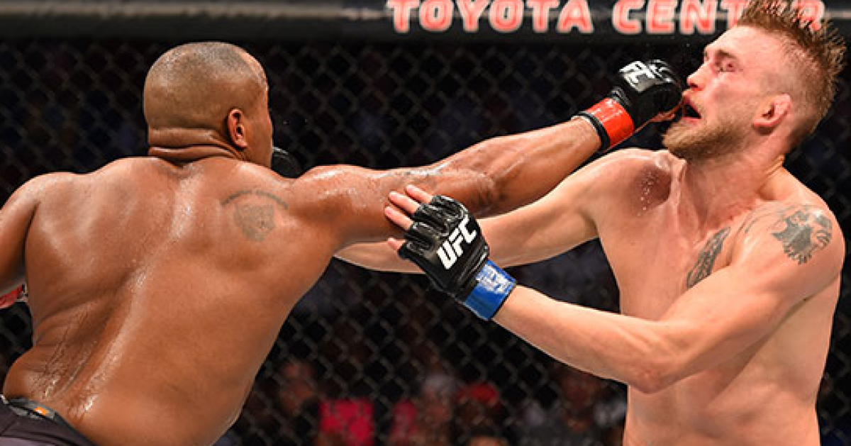 Cormier outlasts Gustafsson for split decision