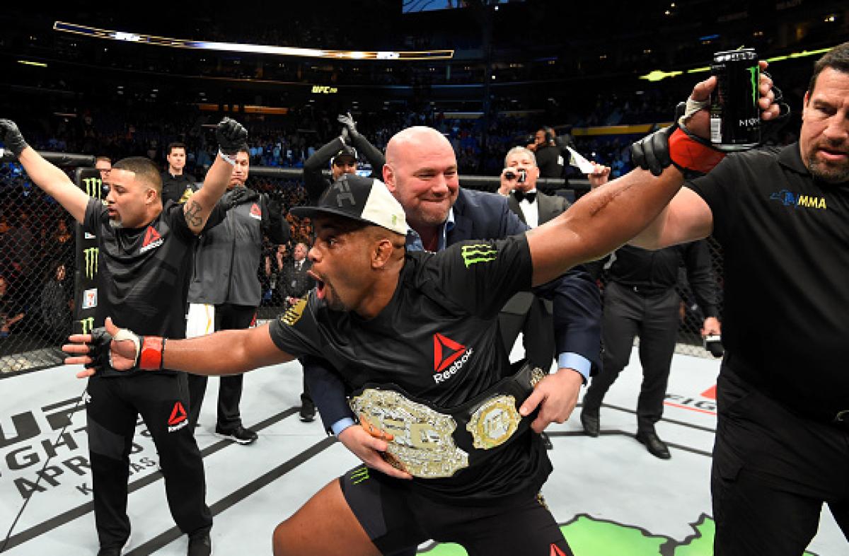 Cormier keeps belt, submits Rumble at UFC 210