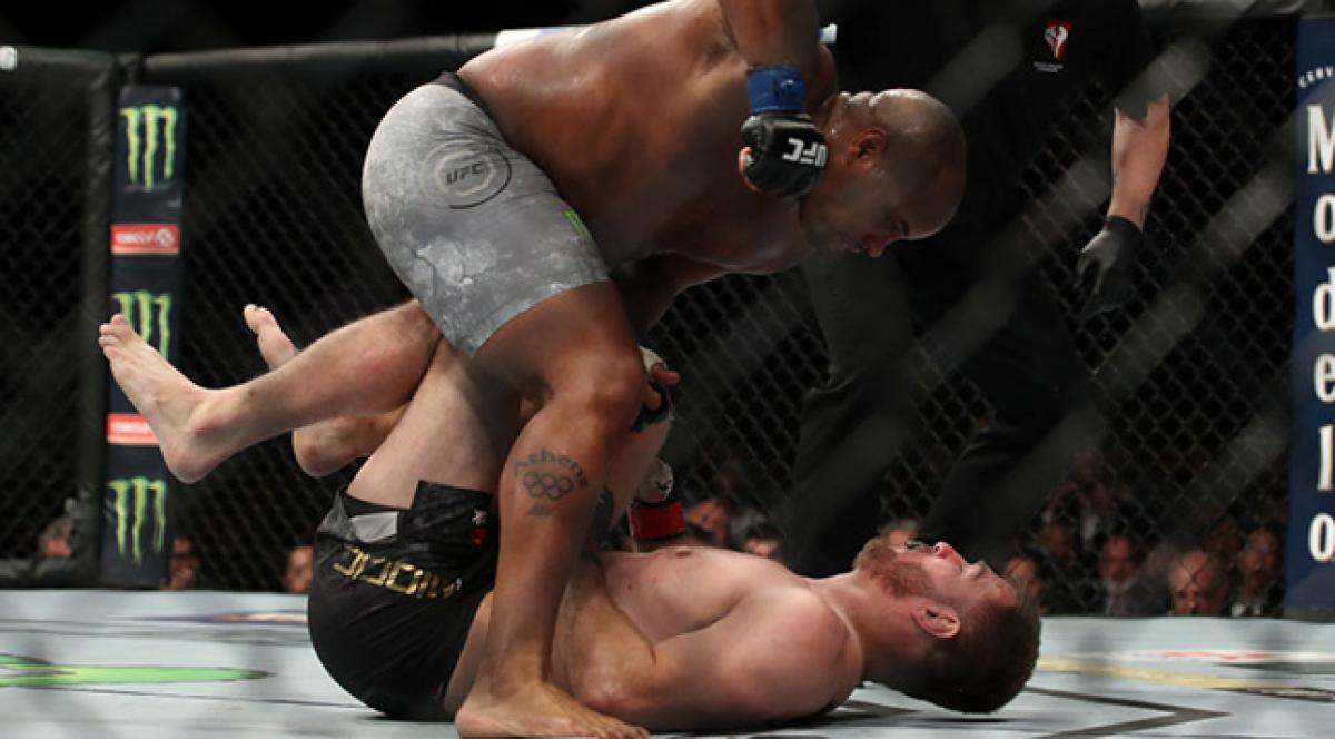 Cormier double champ, knocks off Miocic UFC ® News