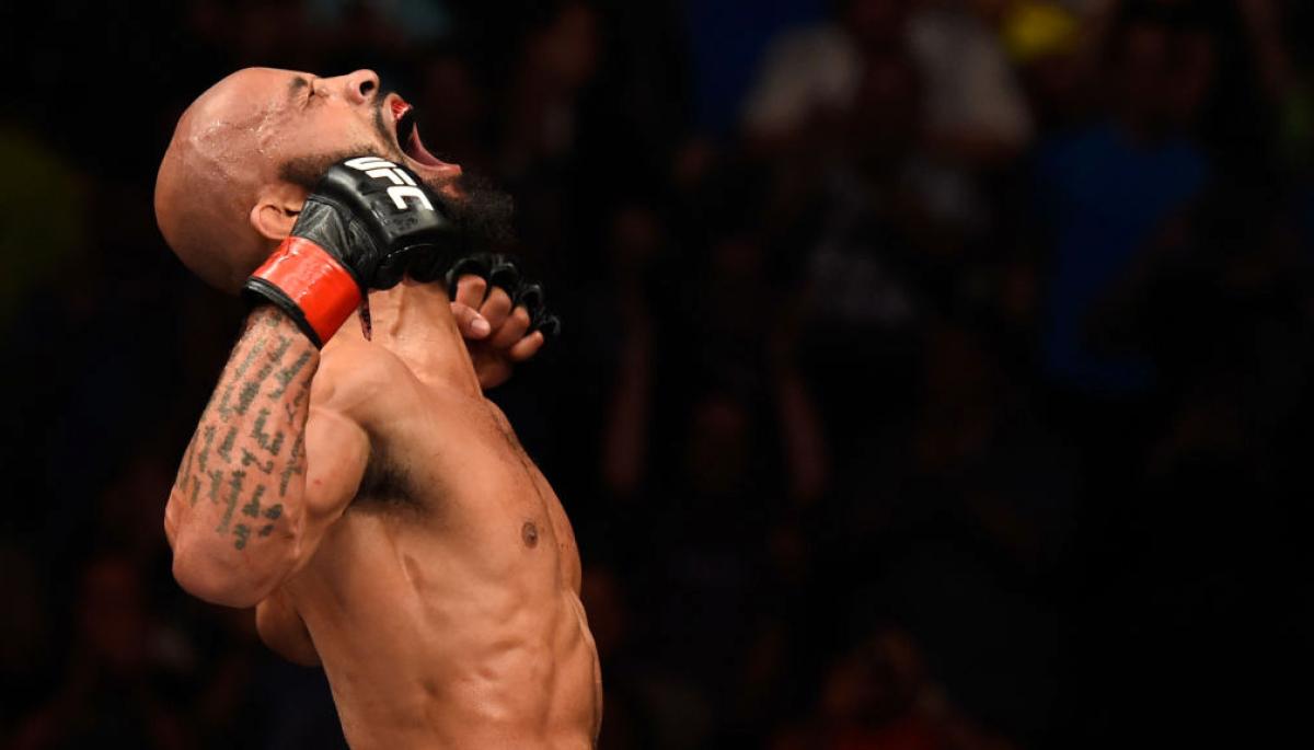 Johnson ties Silva's record with submission of Reis in KC