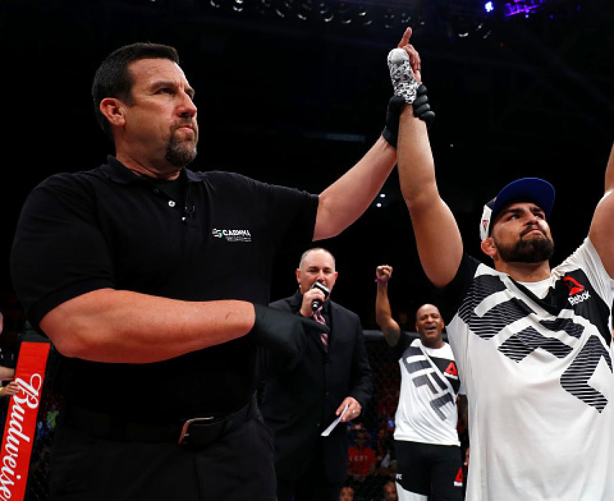 Gastelum silences Belfort and crowd in Brazil