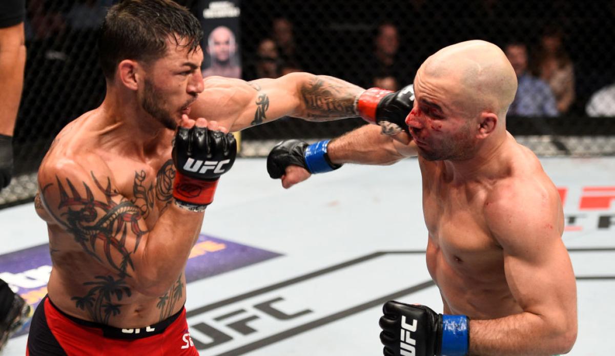 Swanson dominant in five-round war win