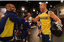 S&Atilde;O PAULO, BRASIL - 25/1/2013: Marcio "Pedra" Santos cumprimeta Wanderlei Silva durantes os treinos no The Ultimate Fighter Brasil 2. (Foto de Luiz Pires Dias/Zuffa LLC/Zuffa LLC via Getty Images)