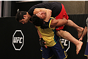 S&Atilde;O PAULO, BRASIL - 25/1/2013: Tiago Alves (camisa amarela) e Pedro Iri&ecirc; com o Time Werdum durante os treinos para o UFC para o The Ultimate Fighter Brasil 2. (Foto de Luiz Pires Dias/Zuffa LLC/Zuffa LLC via Getty Images)