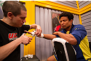 S&Atilde;O PAULO, BRASIL - 25/1/2013: Tiago Alves recebendo bandagem para sua luta. (Foto de Luiz Pires Dias/Zuffa LLC/Zuffa LLC via Getty Images)