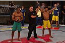 S&Atilde;O PAULO, BRASIL - 25/1/2013: Tiago Alves (Time Werdum) tem seu bra&ccedil;o levantado como o vencedor. (Foto de Luiz Pires Dias/Zuffa LLC/Zuffa LLC via Getty Images)