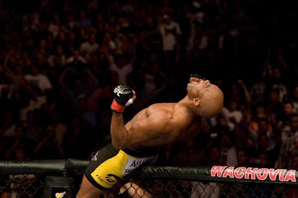 Anderson Silva volta aos treinos