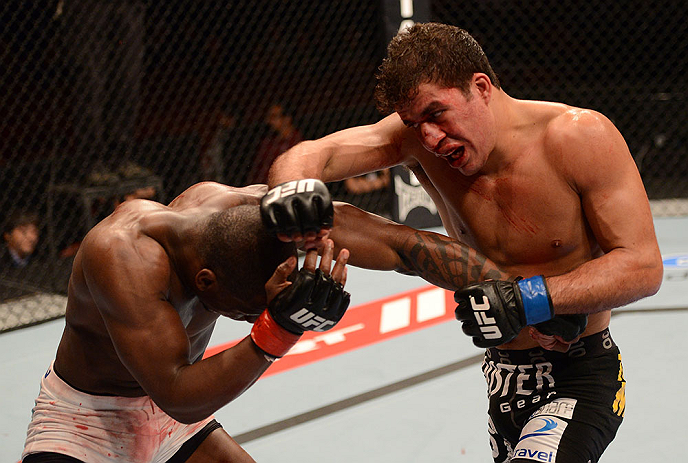 ANAHEIM, CA - 23 de fevereiro: Yuri Villefort (corner azul) x Nah-Shon Burrell (corner vermelho) na luta meio-médio durante o UFC 157 no Honda Center (Foto de Donald Miralle/Zuffa LLC/Zuffa LLC via Getty Images) *** Legenda Local *** Nah-Shon Burrell; Yuri Villefort