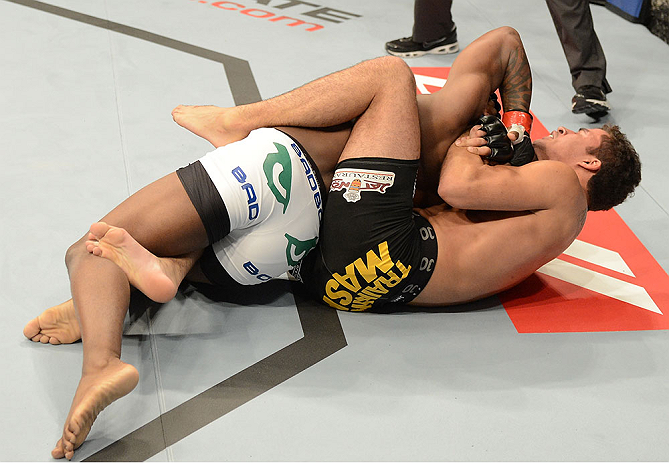 ANAHEIM, CA - 23 de fevereiro: Yuri Villefort (corner azul) x Nah-Shon Burrell (corner vermelho) na luta meio-médio durante o UFC 157 no Honda Center (Foto de Donald Miralle/Zuffa LLC/Zuffa LLC via Getty Images) *** Legenda Local *** Nah-Shon Burrell; Yuri Villefort