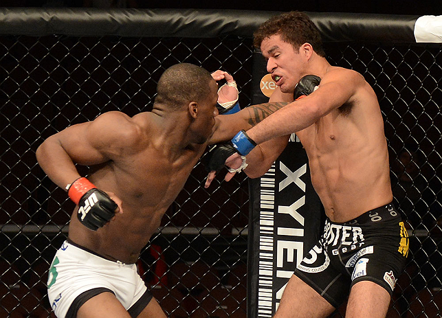 ANAHEIM, CA - 23 de fevereiro: Yuri Villefort (corner azul) x Nah-Shon Burrell (corner vermelho) na luta meio-médio durante o UFC 157 no Honda Center (Foto de Donald Miralle/Zuffa LLC/Zuffa LLC via Getty Images) *** Legenda Local *** Nah-Shon Burrell; Yuri Villefort