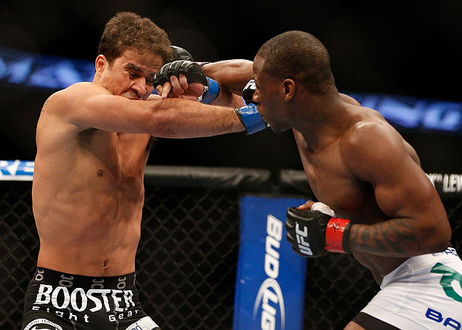 ANAHEIM, CA - 23 de fevereiro: Yuri Villefort (corner azul) x Nah-Shon Burrell (corner vermelho) na luta meio-médio durante o UFC 157 no Honda Center (Foto de Josh Hedges/Zuffa LLC/Zuffa LLC via Getty Images) *** Legenda Local *** Nah-Shon Burrell; Yuri Villefort