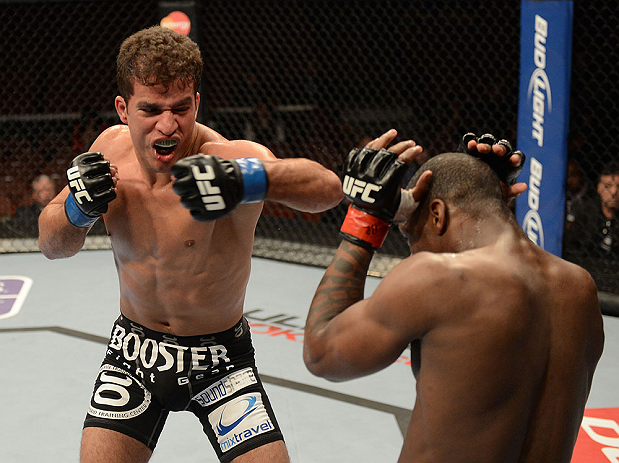 ANAHEIM, CA - 23 de fevereiro: Yuri Villefort (corner azul) x Nah-Shon Burrell (corner vermelho) na luta meio-médio durante o UFC 157 no Honda Center (Foto de Donald Miralle/Zuffa LLC/Zuffa LLC via Getty Images) *** Legenda Local *** Nah-Shon Burrell; Yuri Villefort