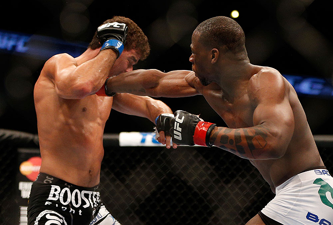 ANAHEIM, CA - 23 de fevereiro: Yuri Villefort (corner azul) x Nah-Shon Burrell (corner vermelho) na luta meio-médio durante o UFC 157 no Honda Center (Foto de Josh Hedges Zuffa LLC/Zuffa LLC via Getty Images) *** Legenda Local *** Nah-Shon Burrell; Yuri Villefort