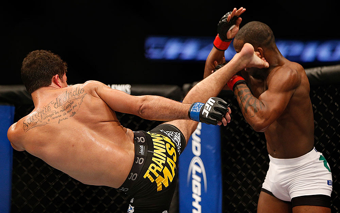 ANAHEIM, CA - 23 de fevereiro: Yuri Villefort (corner azul) x Nah-Shon Burrell (corner vermelho) na luta meio-médio durante o UFC 157 no Honda Center (Foto de Josh Hedges/Zuffa LLC/Zuffa LLC via Getty Images) *** Legenda Local *** Nah-Shon Burrell; Yuri Villefort