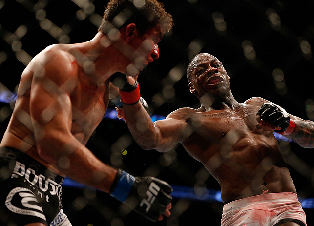 ANAHEIM, CA - 23 de fevereiro: Yuri Villefort (corner azul) x Nah-Shon Burrell (corner vermelho) na luta meio-médio durante o UFC 157 no Honda Center (Foto de Josh Hedges/Zuffa LLC/Zuffa LLC via Getty Images) *** Legenda Local *** Nah-Shon Burrell; Yuri Villefort