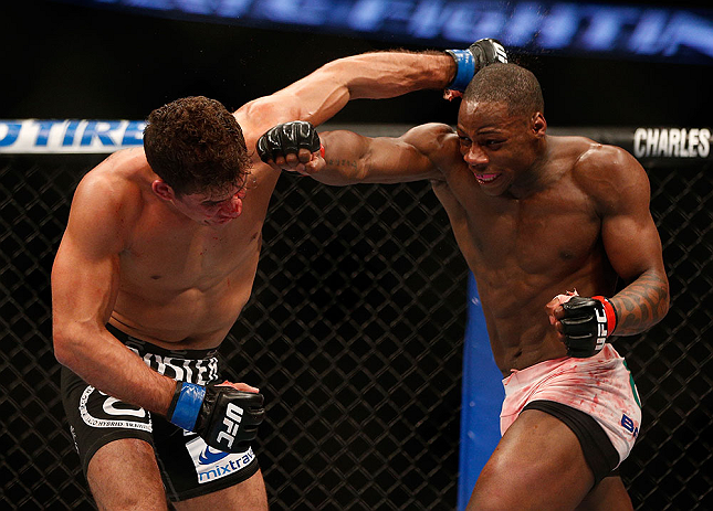 ANAHEIM, CA - 23 de fevereiro: Yuri Villefort (corner azul) x Nah-Shon Burrell (corner vermelho) na luta meio-médio durante o UFC 157 no Honda Center (Foto de Josh Hedges/Zuffa LLC/Zuffa LLC via Getty Images) *** Legenda Local *** Nah-Shon Burrell; Yuri Villefort