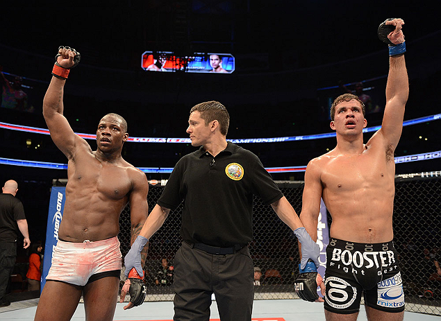 ANAHEIM, CA - 23 de fevereiro: Yuri Villefort (corner azul) x Nah-Shon Burrell (corner vermelho) na luta meio-médio durante o UFC 157 no Honda Center (Foto de Josh Hedges/Zuffa LLC/Zuffa LLC via Getty Images) *** Legenda Local *** Nah-Shon Burrell; Yuri Villefort