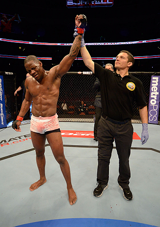 ANAHEIM, CA - 23 de fevereiro: Yuri Villefort (corner azul) x Nah-Shon Burrell (corner vermelho) na luta meio-médio durante o UFC 157 no Honda Center (Foto de Josh Hedges/Zuffa LLC/Zuffa LLC via Getty Images) *** Legenda Local *** Nah-Shon Burrell; Yuri Villefort