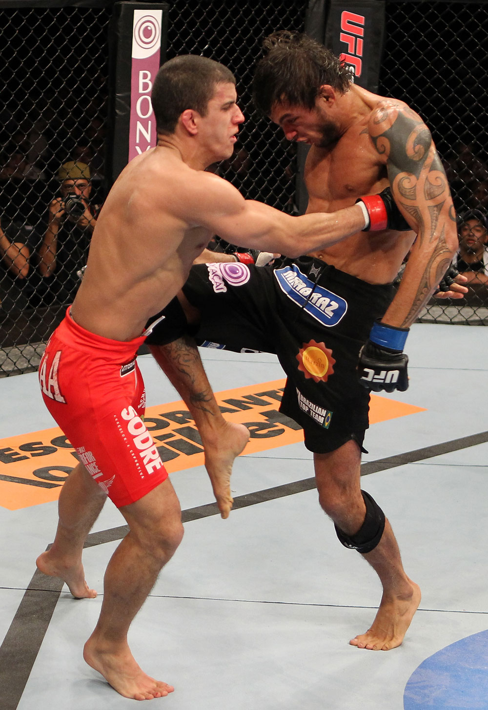 BELO HORIZONTE, BRAZIL - JUNE 23: (R-L) Milton Vieira delivers a knee to the mid-section of Felipe Arantes during their UFC 147 featherweight bout at Estadio Jornalista Felipe Drummond on June 23, 2012 in Belo Horizonte, Brazil. (Photo by Josh Hedges/Zuffa LLC/Zuffa LLC via Getty Images)
