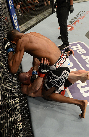 ANAHEIM, CA - 23 de fevereiro: Neil Magny (corner azul) x Jon Manley (corner vermelho) na luta meio-médio durante o UFC 157 no Honda Center (Foto de Donald Miralle/Zuffa LLC/Zuffa LLC via Getty Images) *** Legenda Local *** Neil Magny; Jon Manley