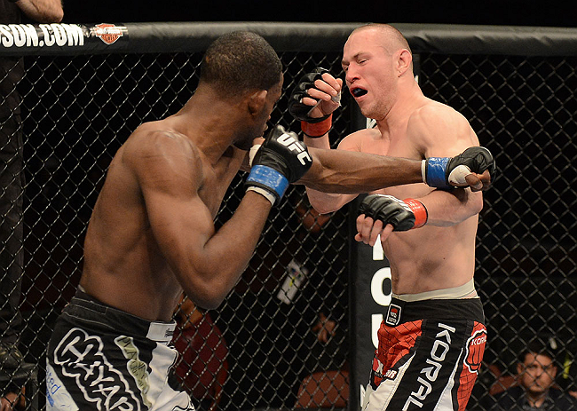 ANAHEIM, CA - 23 de fevereiro: Neil Magny (corner azul) x Jon Manley (corner vermelho) na luta meio-médio durante o UFC 157 no Honda Center (Foto de Donald Miralle/Zuffa LLC/Zuffa LLC via Getty Images) *** Legenda Local *** Neil Magny; Jon Manley