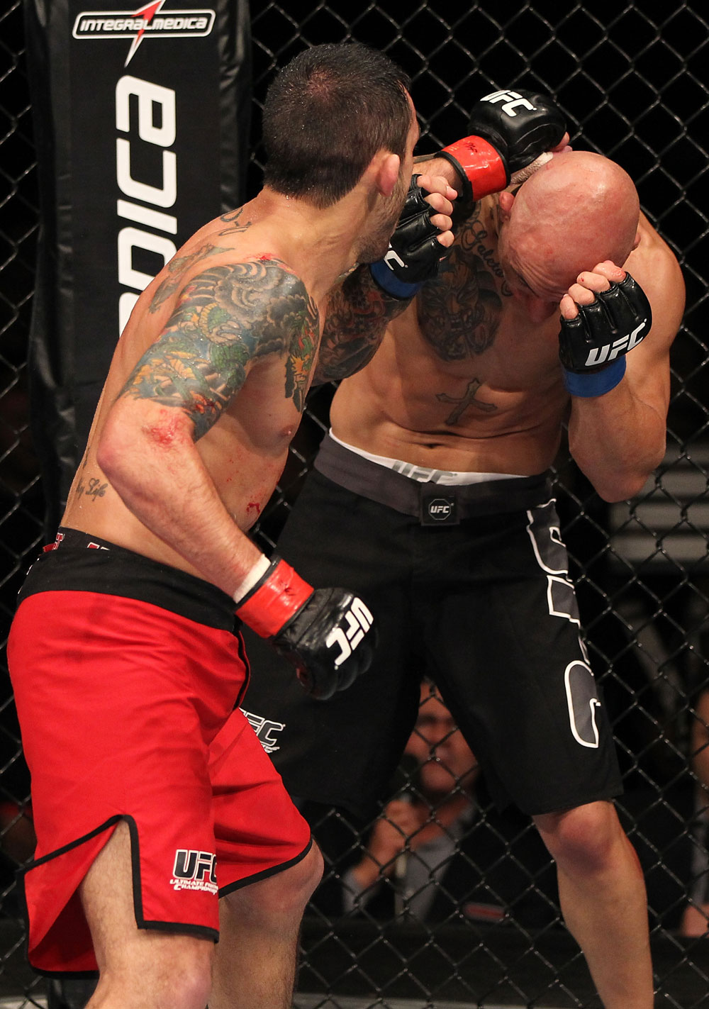 BELO HORIZONTE, BRAZIL - JUNE 23: (L-R) Marcos Vinicius "Vina" punches Wagner "Galeto" Campos during their UFC 147 featherweight bout at Estadio Jornalista Felipe Drummond on June 23, 2012 in Belo Horizonte, Brazil. (Photo by Josh Hedges/Zuffa LLC/Zuffa LLC via Getty Images)