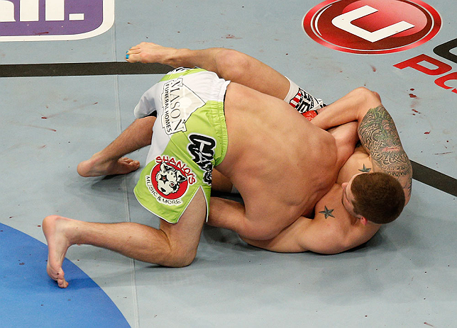 ANAHEIM, CA - 23 de fevereiro: Brock Jardine (corner azul) x Kenny Robertson (corner vermelho) na luta meio-médio durante o UFC 157 no Honda Center (Foto de Josh Hedges/Zuffa LLC/Zuffa LLC via Getty Images) *** Legenda Local *** Brock Jardine; Kenny Robertson