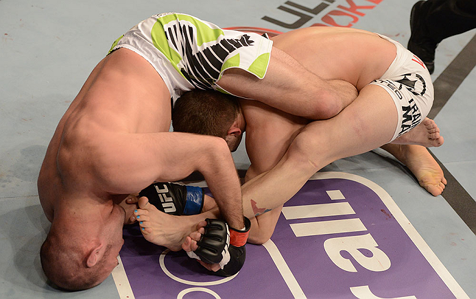 ANAHEIM, CA - 23 de fevereiro: Brock Jardine (corner azul) x Kenny Robertson (corner vermelho) na luta meio-médio durante o UFC 157 no Honda Center (Foto de Josh Hedges/Zuffa LLC/Zuffa LLC via Getty Images) *** Legenda Local *** Brock Jardine; Kenny Robertson