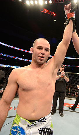 ANAHEIM, CA - 23 de fevereiro: Brock Jardine (corner azul) x Kenny Robertson (corner vermelho) na luta meio-médio durante o UFC 157 no Honda Center (Foto de Josh Hedges/Zuffa LLC/Zuffa LLC via Getty Images) *** Legenda Local *** Brock Jardine; Kenny Robertson