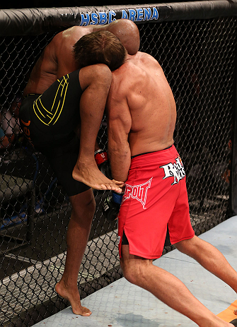 RIO DE JANEIRO, BRAZIL - OCTOBER 13:  (L-R) Anderson Silva knees Stephan Bonnar during their light heavyweight fight at UFC 153 inside HSBC Arena on October 13, 2012 in Rio de Janeiro, Brazil.  (Photo by Josh Hedges/Zuffa LLC/Zuffa LLC via Getty Images)