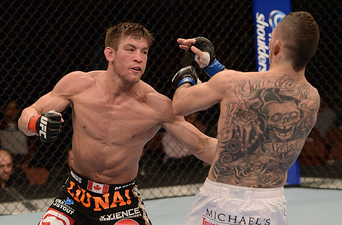 ANAHEIM, CA - 23 de fevereiro: Caros Fodor (corner azul) x Sam Stout (corner vermelho) na luta meio-médio durante o UFC 157 no Honda Center (Foto de Josh Hedges/Zuffa LLC/Zuffa LLC via Getty Images) *** Legenda Local *** Sam Stout; Caros Fodor