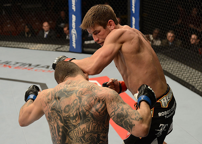 ANAHEIM, CA - 23 de fevereiro: Caros Fodor (corner azul) x Sam Stout (corner vermelho) na luta peso leve durante o UFC 157 no Honda Center (Foto de Donald Miralle/Zuffa LLC/Zuffa LLC via Getty Images) *** Legenda Local *** Sam Stout; Caros Fodor
