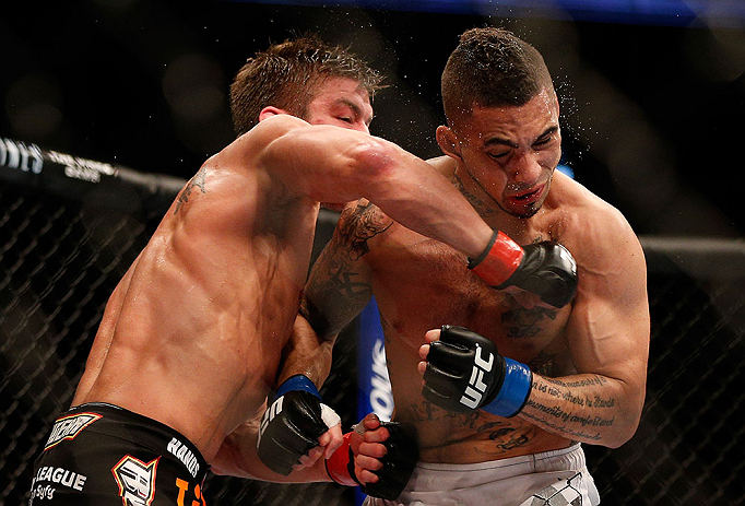 ANAHEIM, CA - 23 de fevereiro: Caros Fodor (corner azul) x Sam Stout (corner vermelho) na luta peso leve durante o UFC 157 no Honda Center (Foto de Donald Miralle/Zuffa LLC/Zuffa LLC via Getty Images) *** Legenda Local *** Sam Stout; Caros Fodor