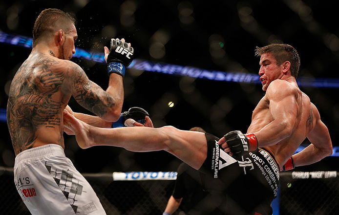 ANAHEIM, CA - 23 de fevereiro: Caros Fodor (corner azul) x Sam Stout (corner vermelho) na luta peso leve durante o UFC 157 no Honda Center (Foto de Donald Miralle/Zuffa LLC/Zuffa LLC via Getty Images) *** Legenda Local *** Sam Stout; Caros Fodor