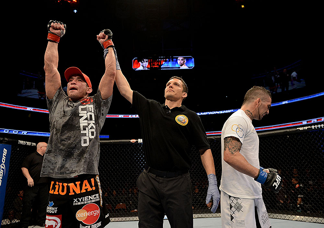 ANAHEIM, CA - 23 de fevereiro: Caros Fodor (corner azul) x Sam Stout (corner vermelho) na luta peso leve durante o UFC 157 no Honda Center (Foto de Donald Miralle/Zuffa LLC/Zuffa LLC via Getty Images) *** Legenda Local *** Sam Stout; Caros Fodor