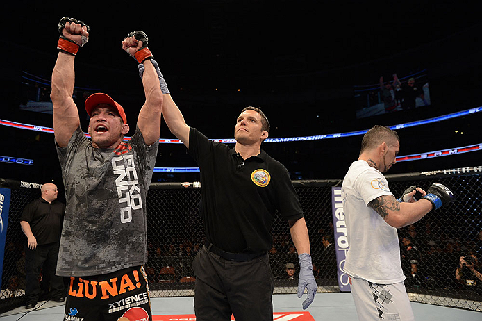 ANAHEIM, CA - 23 de fevereiro: Caros Fodor (corner azul) x Sam Stout (corner vermelho) na luta peso leve durante o UFC 157 no Honda Center (Foto de Donald Miralle/Zuffa LLC/Zuffa LLC via Getty Images) *** Legenda Local *** Sam Stout; Caros Fodor