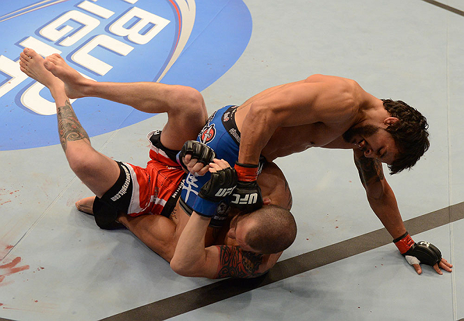 ANAHEIM, CA - 23 de fevereiro: Matt Grice (corner azul) x Dennis Bermudez (corner vermelho) na luta peso pena durante o UFC 157 no Honda Center (Foto Donald MiralleZuffa LLC/Zuffa LLC via Getty Images) *** Legenda Local *** Dennis Bermudez; Matt Grice