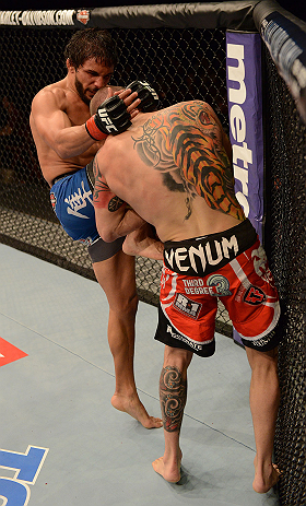ANAHEIM, CA - 23 de fevereiro: Matt Grice (corner azul) x Dennis Bermudez (corner vermelho) na luta peso pena durante o UFC 157 no Honda Center (Foto Donald MiralleZuffa LLC/Zuffa LLC via Getty Images) *** Legenda Local *** Dennis Bermudez; Matt Grice