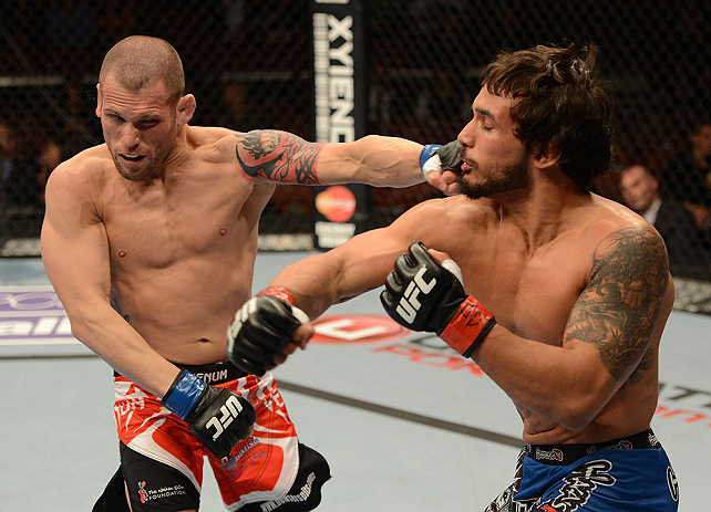 ANAHEIM, CA - 23 de fevereiro: Matt Grice (corner azul) x Dennis Bermudez (corner vermelho) na luta peso pena durante o UFC 157 no Honda Center (Foto Donald MiralleZuffa LLC/Zuffa LLC via Getty Images) *** Legenda Local *** Dennis Bermudez; Matt Grice