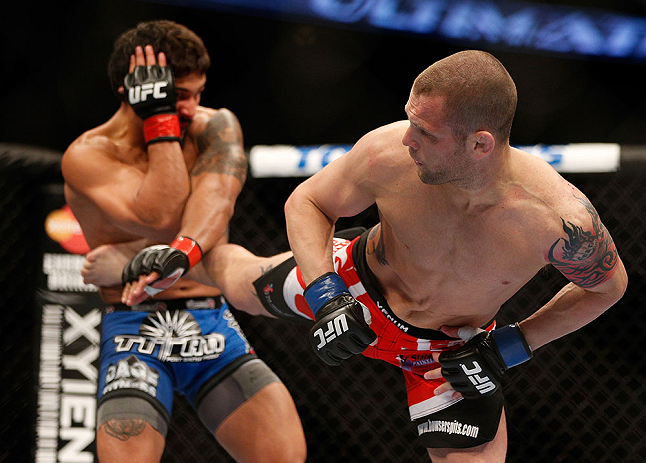 ANAHEIM, CA - 23 de fevereiro: Matt Grice (corner azul) x Dennis Bermudez (corner vermelho) na luta peso pena durante o UFC 157 no Honda Center (Foto Donald MiralleZuffa LLC/Zuffa LLC via Getty Images) *** Legenda Local *** Dennis Bermudez; Matt Grice