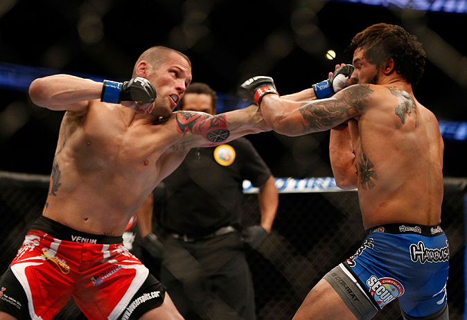 ANAHEIM, CA - 23 de fevereiro: Matt Grice (corner azul) x Dennis Bermudez (corner vermelho) na luta peso pena durante o UFC 157 no Honda Center (Foto Donald MiralleZuffa LLC/Zuffa LLC via Getty Images) *** Legenda Local *** Dennis Bermudez; Matt Grice