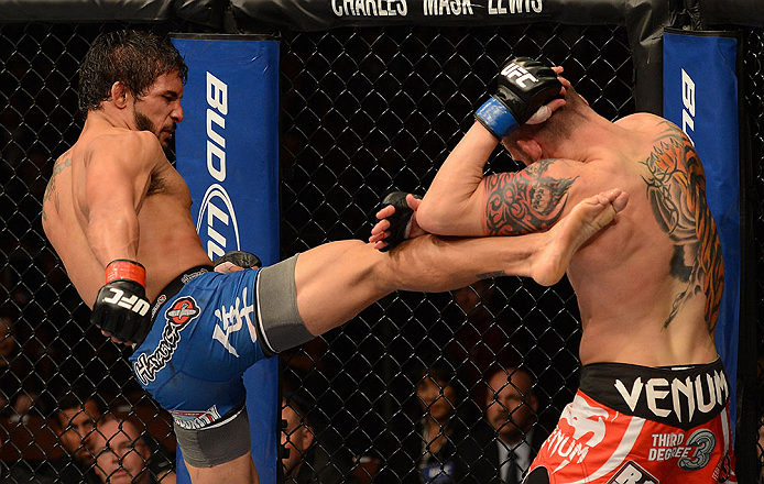 ANAHEIM, CA - 23 de fevereiro: Matt Grice (corner azul) x Dennis Bermudez (corner vermelho) na luta peso pena durante o UFC 157 no Honda Center (Foto Donald MiralleZuffa LLC/Zuffa LLC via Getty Images) *** Legenda Local *** Dennis Bermudez; Matt Grice