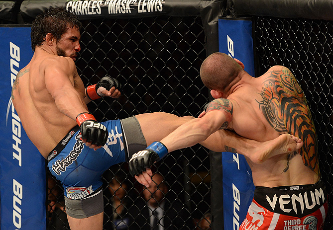 ANAHEIM, CA - 23 de fevereiro: Matt Grice (corner azul) x Dennis Bermudez (corner vermelho) na luta peso pena durante o UFC 157 no Honda Center (Foto Donald MiralleZuffa LLC/Zuffa LLC via Getty Images) *** Legenda Local *** Dennis Bermudez; Matt Grice